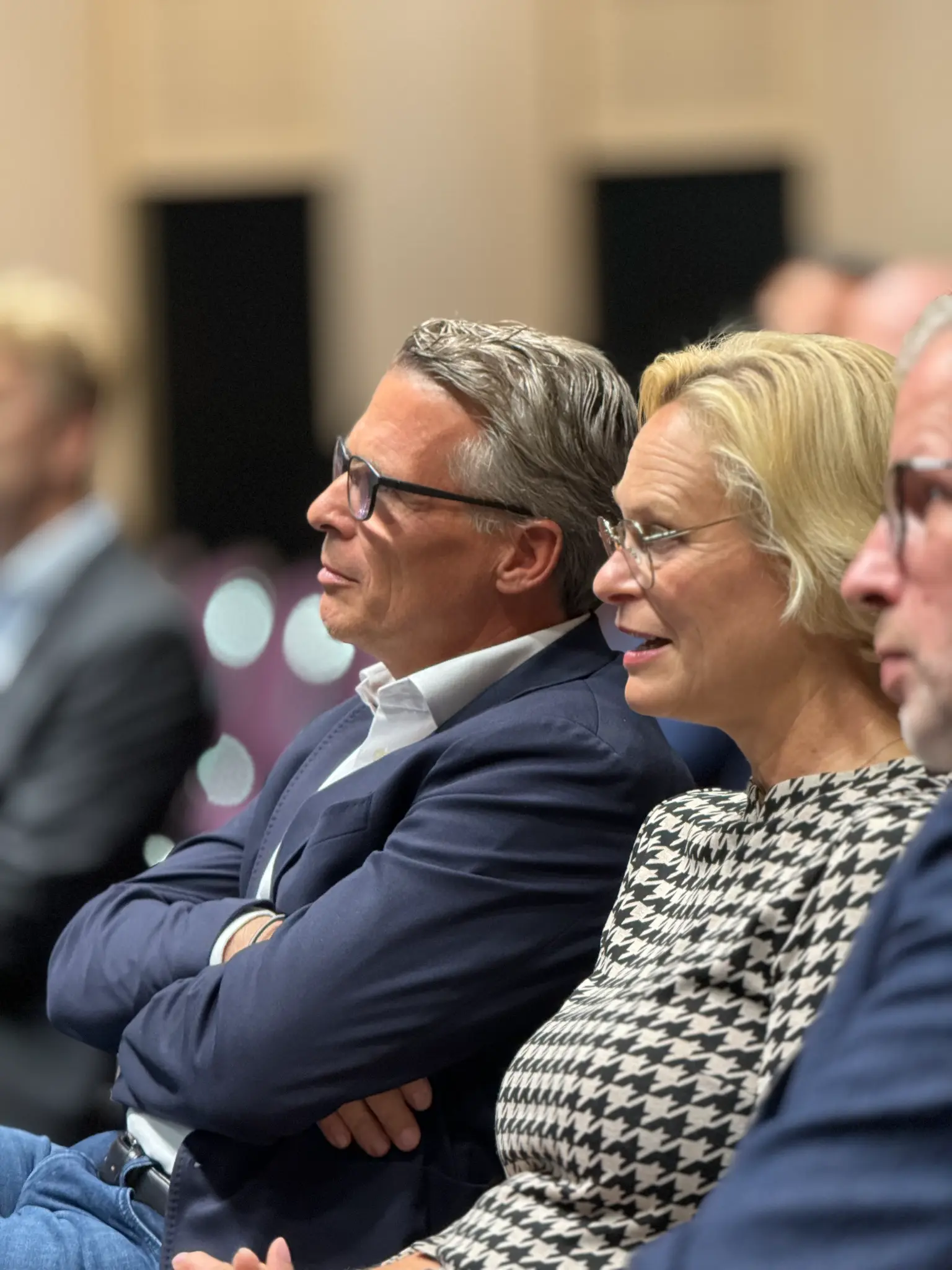 Frank Hummel hört aufmerksam bei einer Fachveranstaltung zu