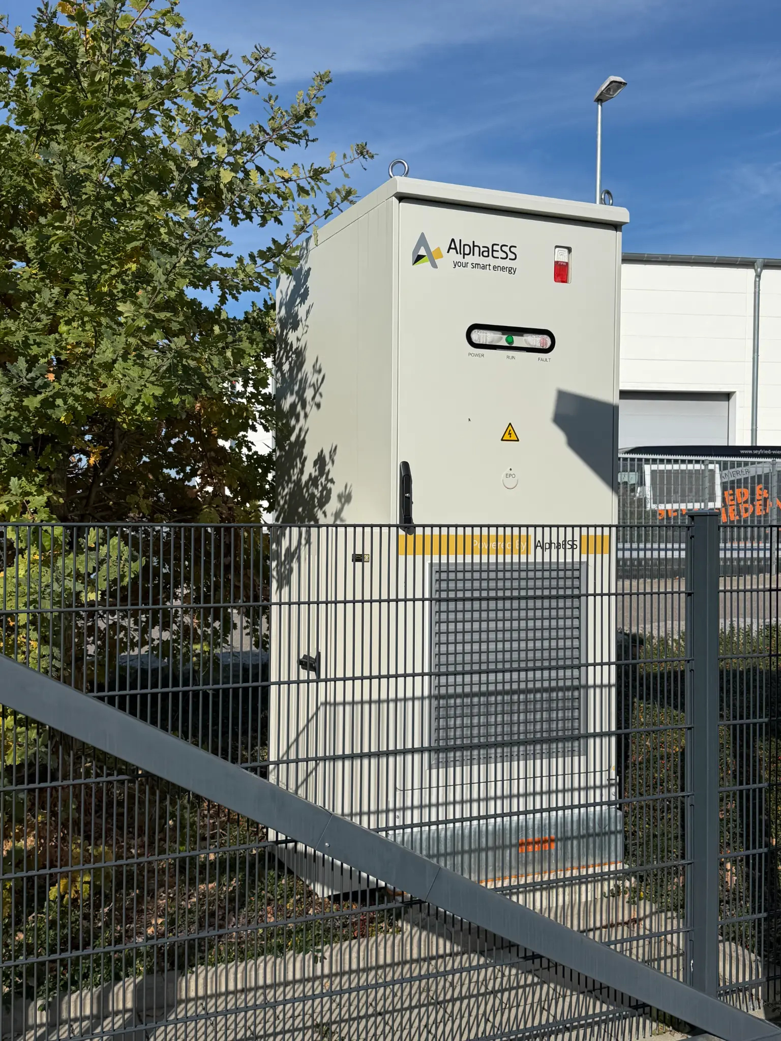 Hochformat-Detailaufnahme des Batteriespeichers am eigenen HSG-Standort in Frickenhausen.